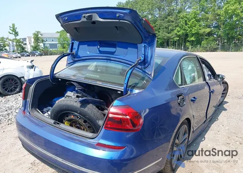 2017 Volkswagen Passat 1.8T R-Line из США, поврежденный, VIN 1VWDT7A38HC007960